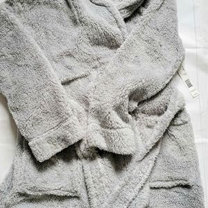 •TAHARI ROBE•